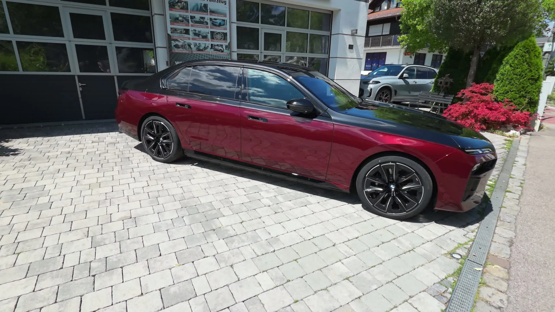 Rundgang außen und innen um einen roten BMW 7er nach der Autoaufbereitung im GT Service Studio in Eichenau bei München