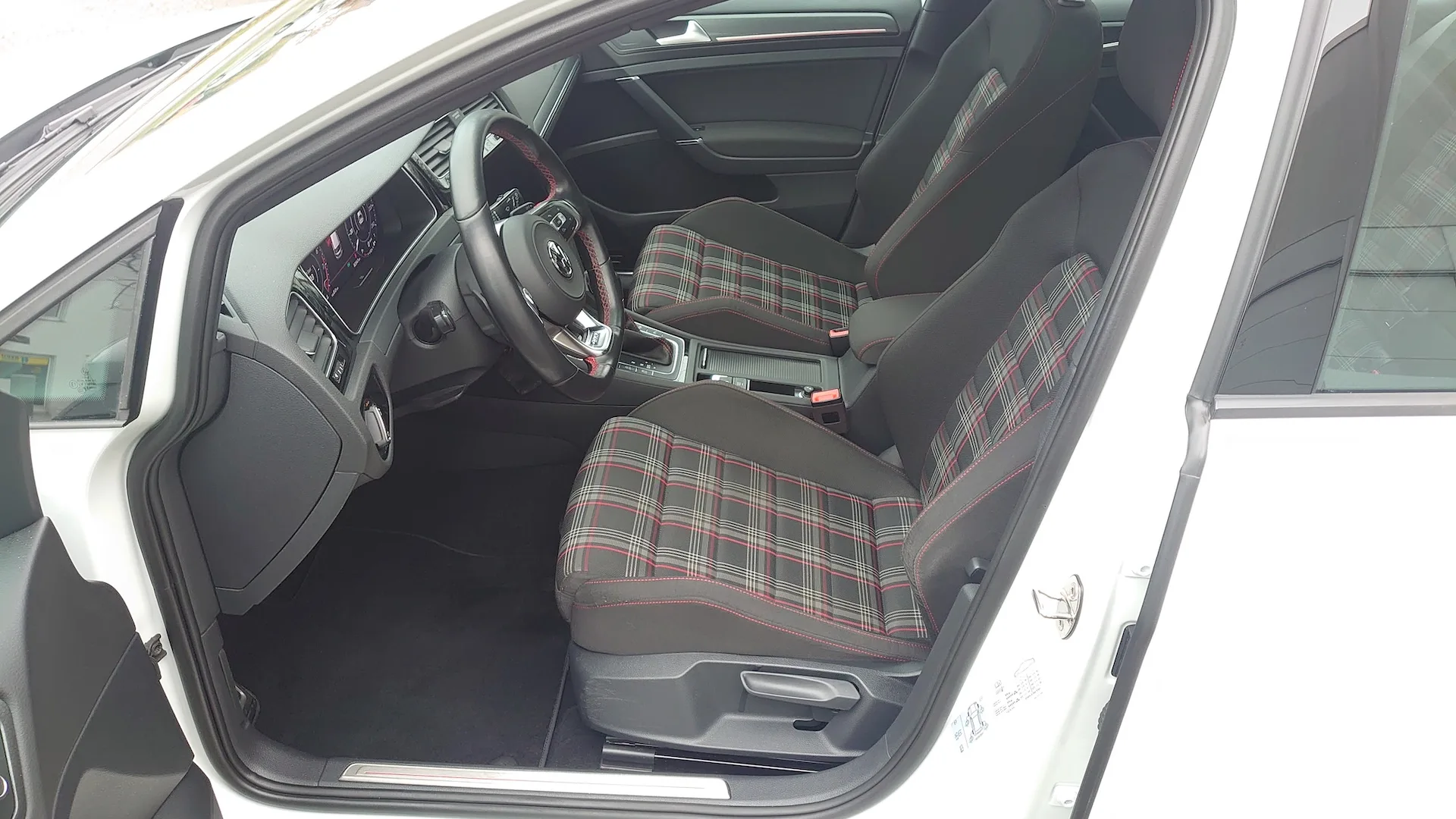 Innenraum eines VW Golf GTI mit Karo-Sitzen nach der Innenraumpflege im GT Service Studio