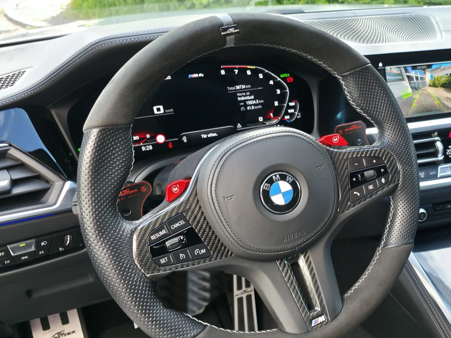 BMW M4 Cockpit mit Lenkrad und Kombiinstrument nach professioneller Innenraumreinigung in Eichenau bei München