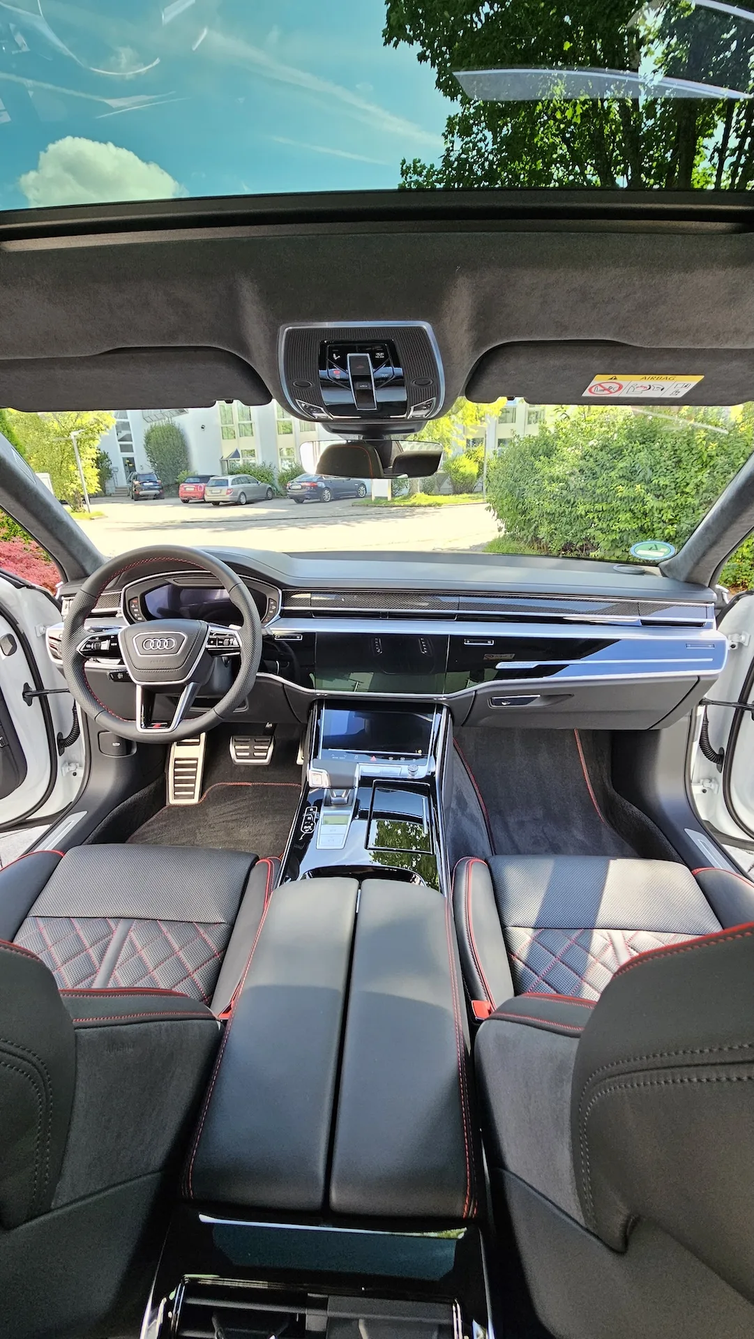 Innenraum eines Audi Q8 mit Panoramadach nach der Innenraumreinigung im GT Service Studio