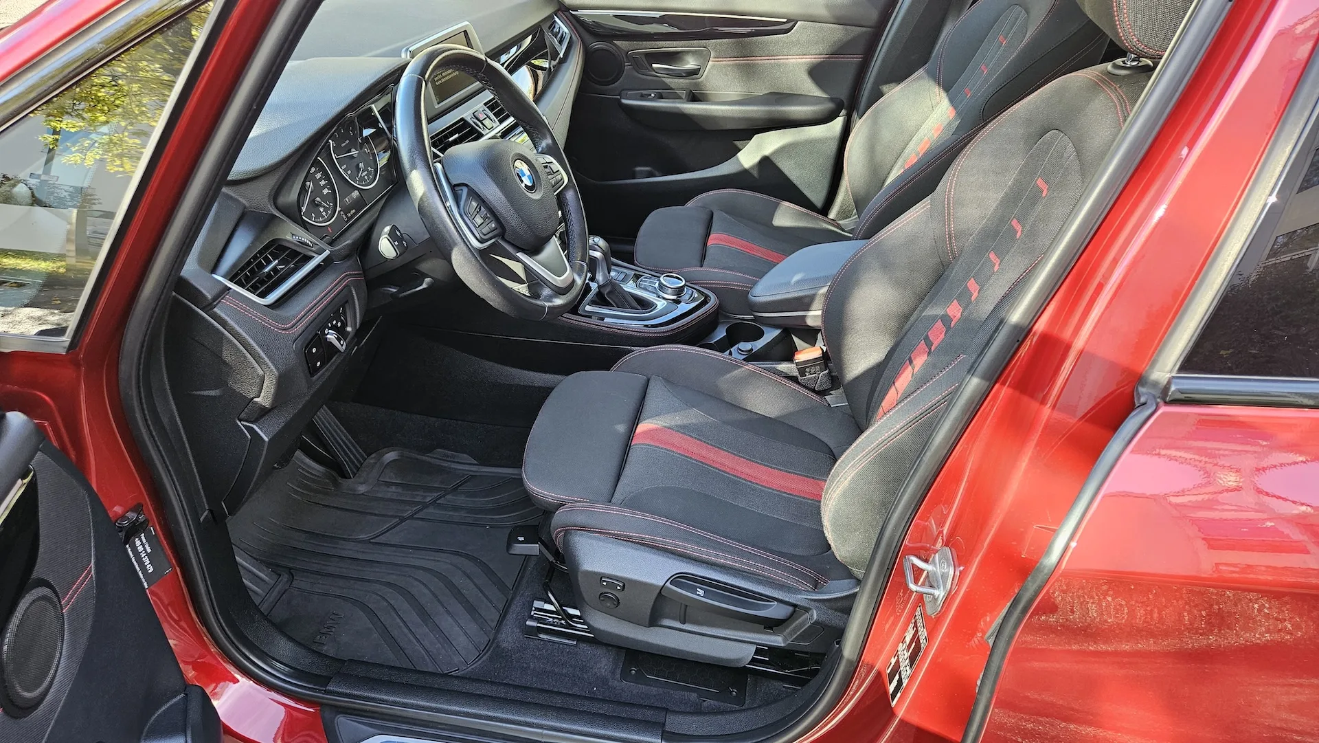 Vordersitze und Cockpit eines BMW 2er nach der Innenraumreinigung im GT Service Studio