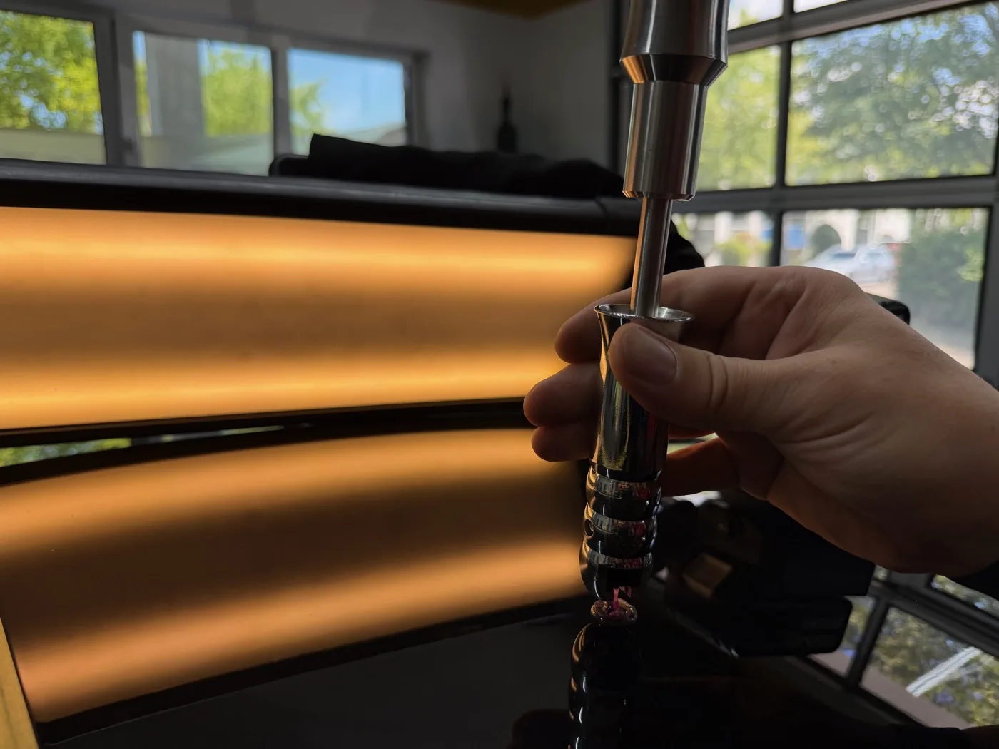 Smart-Repair-Dellenentfernung mit Ausbeulwerkzeug und Reflektorlampe zur Beseitigung von Hageldellen ohne Lackieren in München