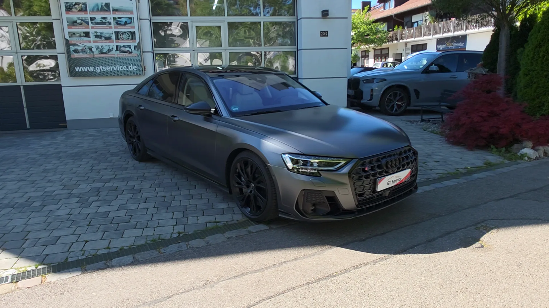 Rundgang um einen Audi S8 in matt-grauer Vollfolierung mit schwarzen Rädern vor dem GT Service Studio in Eichenau bei München
