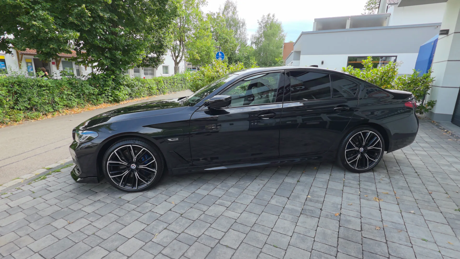 Rundgang um einen schwarzen BMW 5er M Sport mit hochglänzendem Lack nach der Keramikversiegelung vor dem GT Service Studio in Eichenau bei München