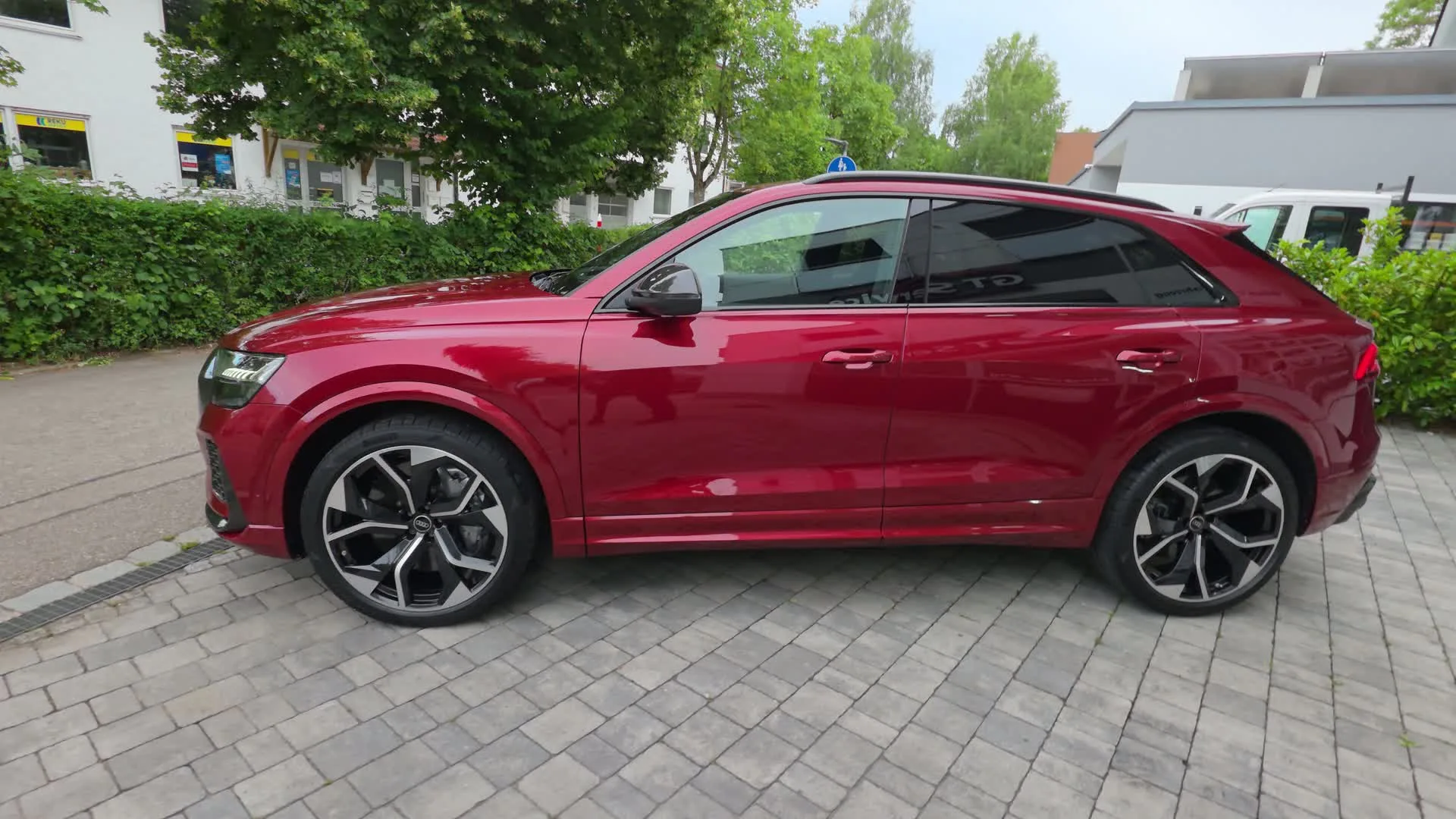 Rundgang um einen roten Audi RS Q8 nach der Leasingrückgabe-Aufbereitung vor dem GT Service Studio in Eichenau bei München