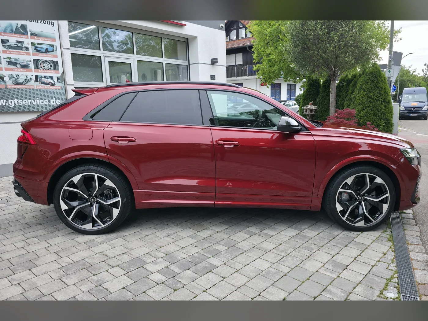 Roter Audi RS Q8 fertig aufbereitet und übergabefertig vor dem GT Service Studio in Eichenau bei München nach der Leasingrückgabe-Aufbereitung