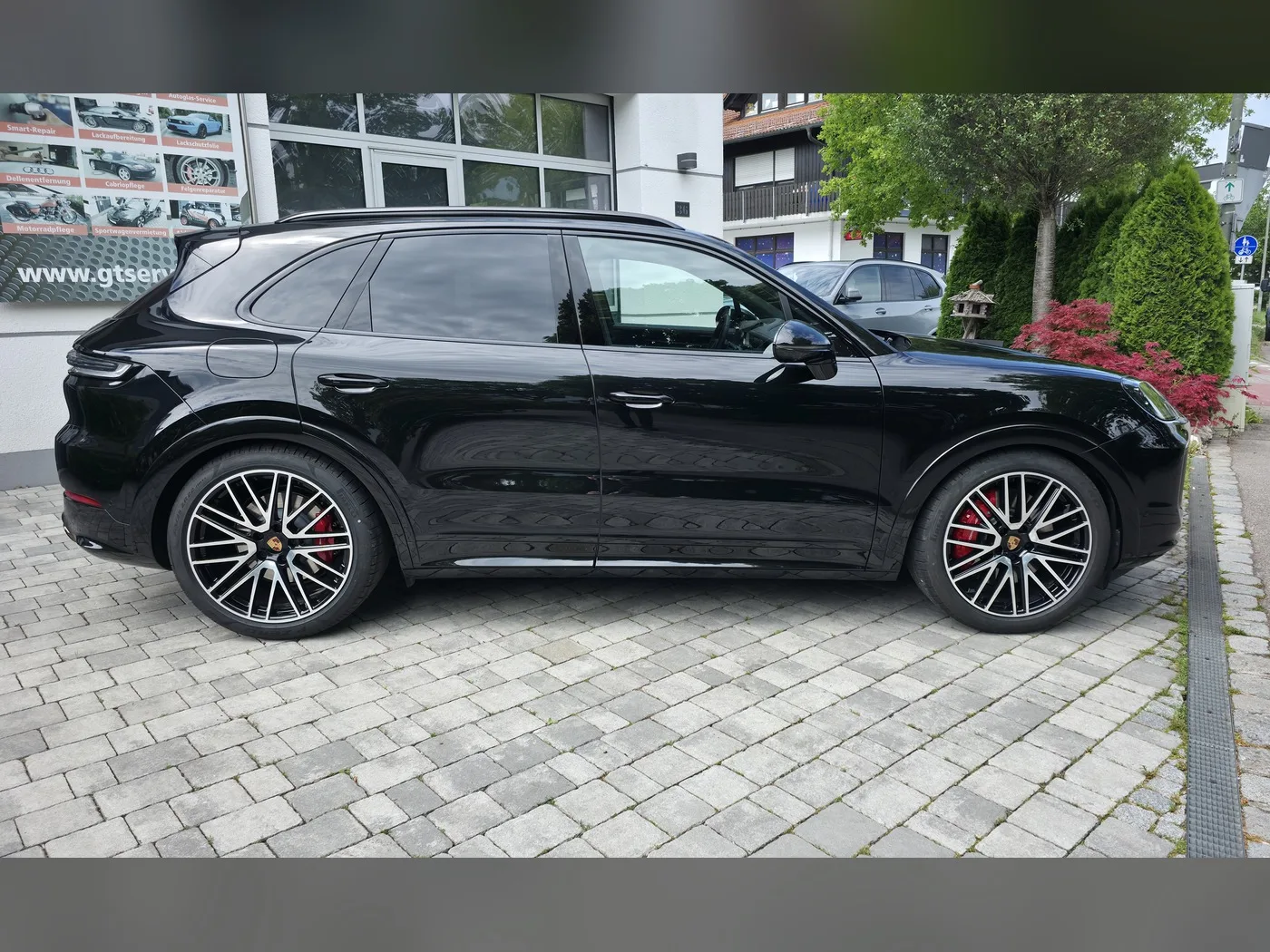 Schwarzer Porsche Cayenne beim Übergabe-Check vor dem GT Service Studio in Eichenau bei München – Leasingrückgabe-Aufbereitung
