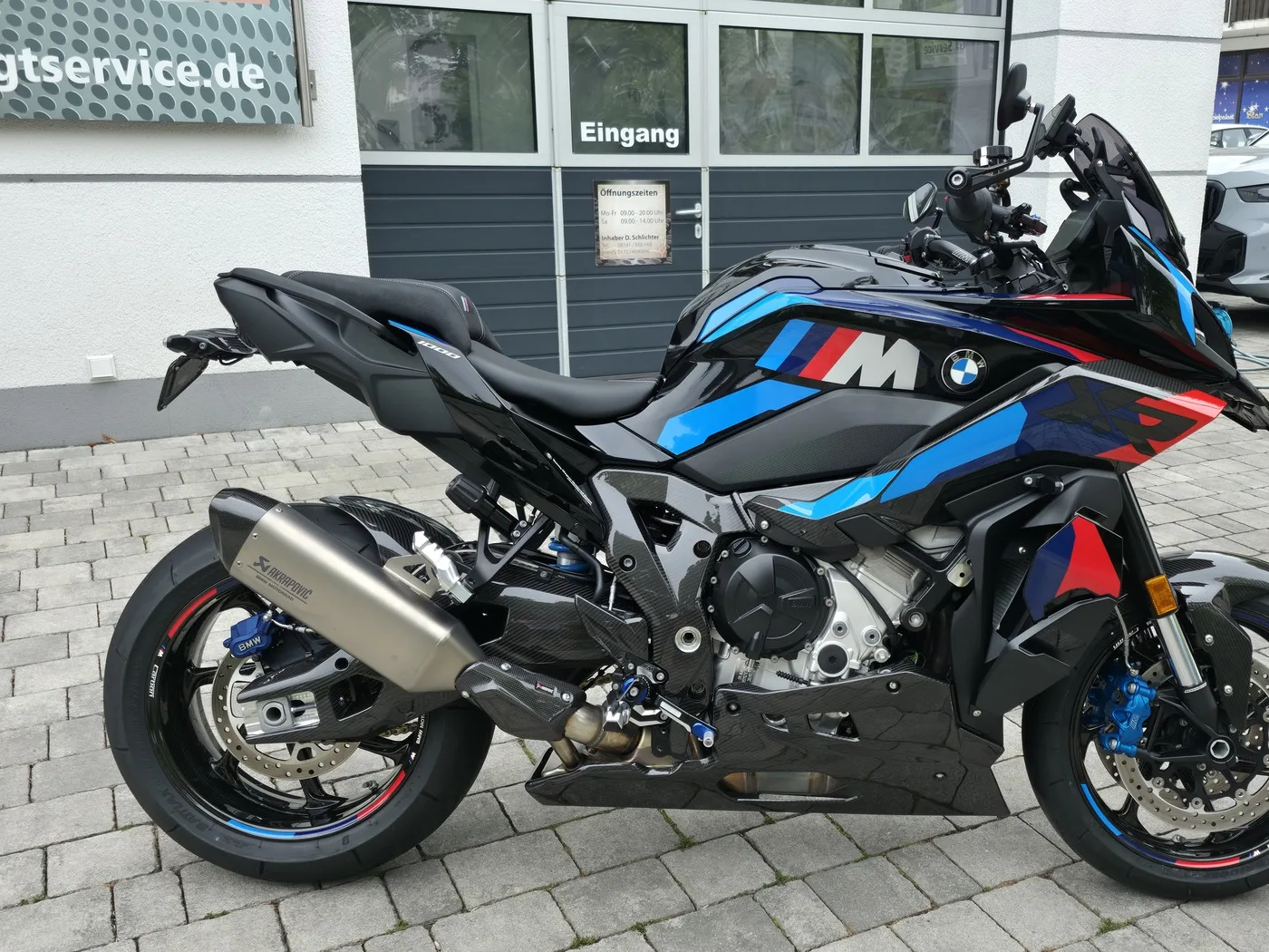 BMW M 1000 XR in M-Farben nach der Motorradaufbereitung vor dem GT Service Studio in Eichenau bei München