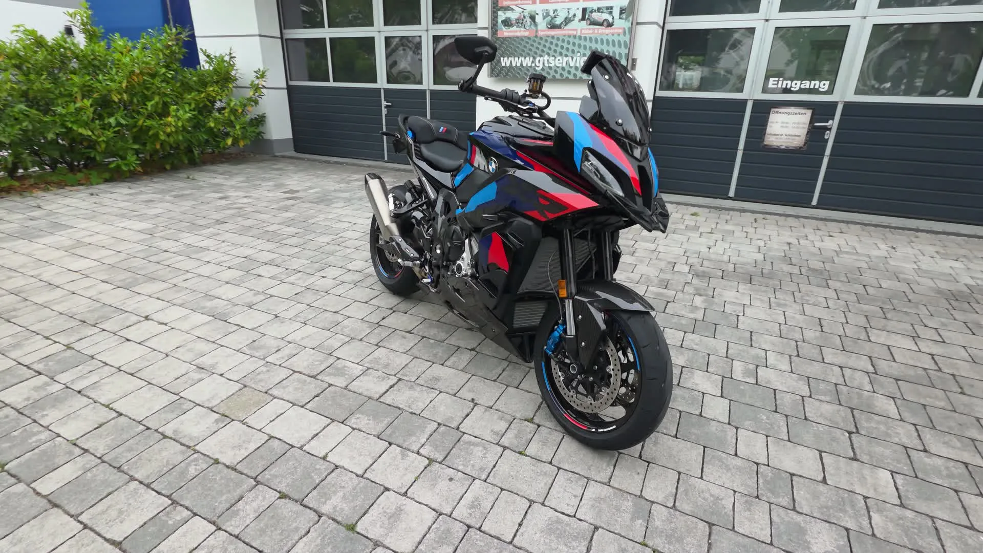 Rundgang um eine BMW M 1000 XR in M-Farben nach der Motorradaufbereitung vor dem GT Service Studio in Eichenau bei München