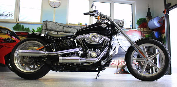 Motorradpflege Detailarbeit