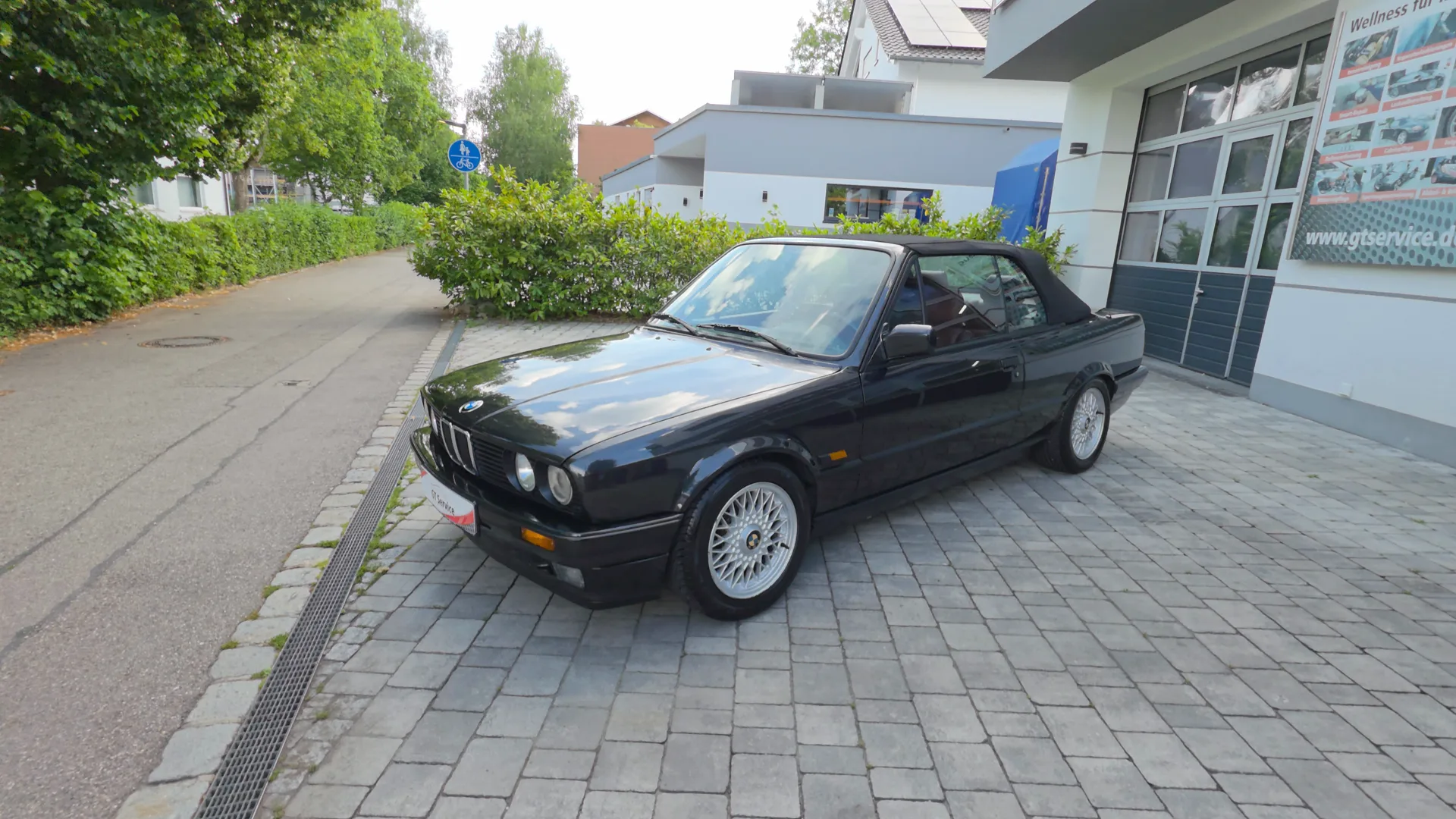 Rundgang um ein schwarzes BMW E30 Cabrio als Youngtimer-Klassiker nach der Oldtimer-Pflege vor dem GT Service Studio in Eichenau bei München
