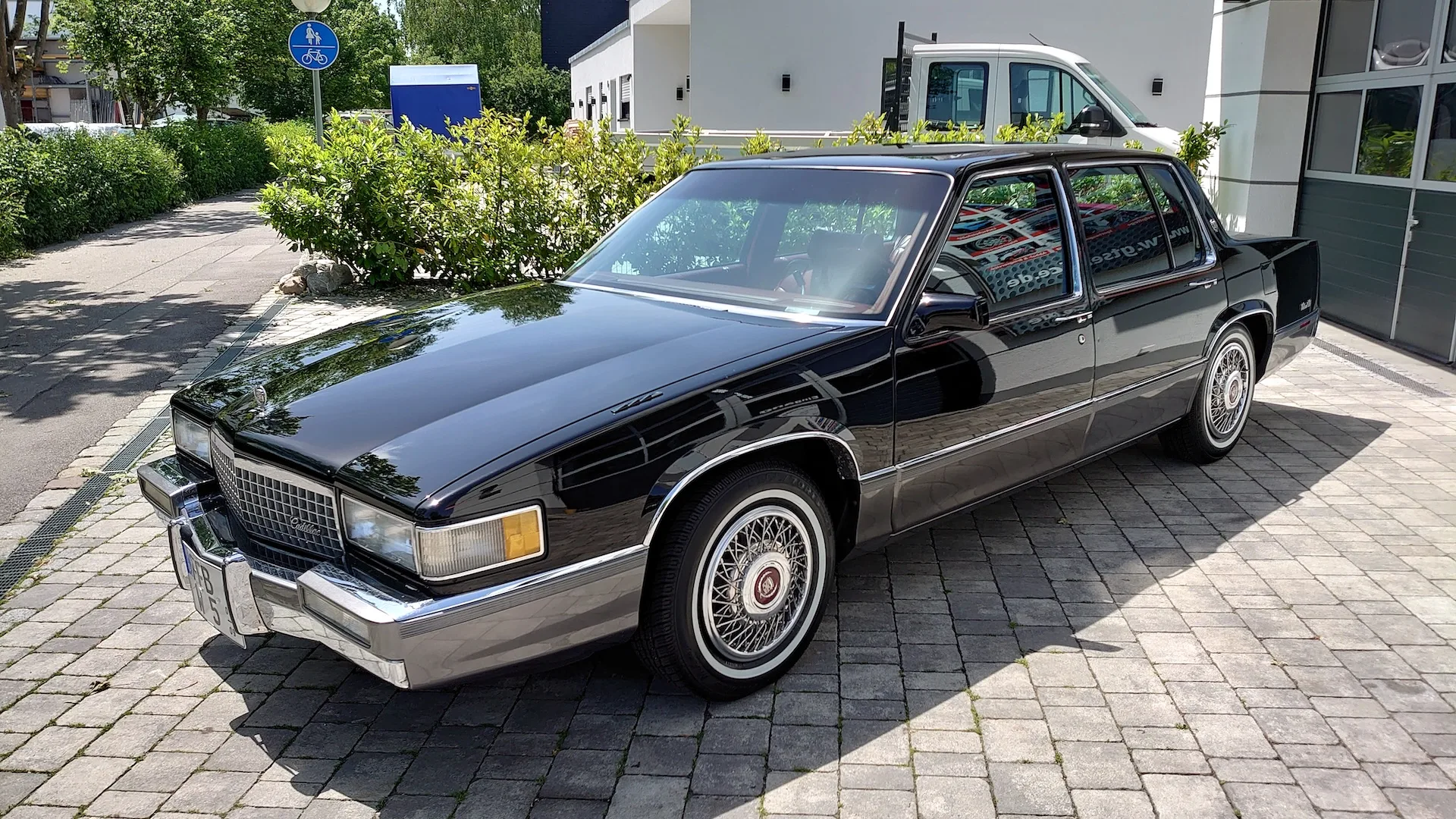 Schwarzer Cadillac DeVille Oldtimer nach der Aufbereitung vor dem GT Service Studio