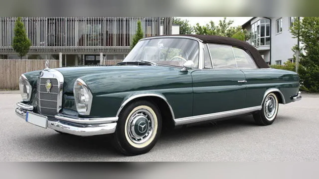 Mercedes-Benz Cabrio Oldtimer in Dunkelgrün nach der Oldtimer-Pflege im GT Service Studio in Eichenau bei München