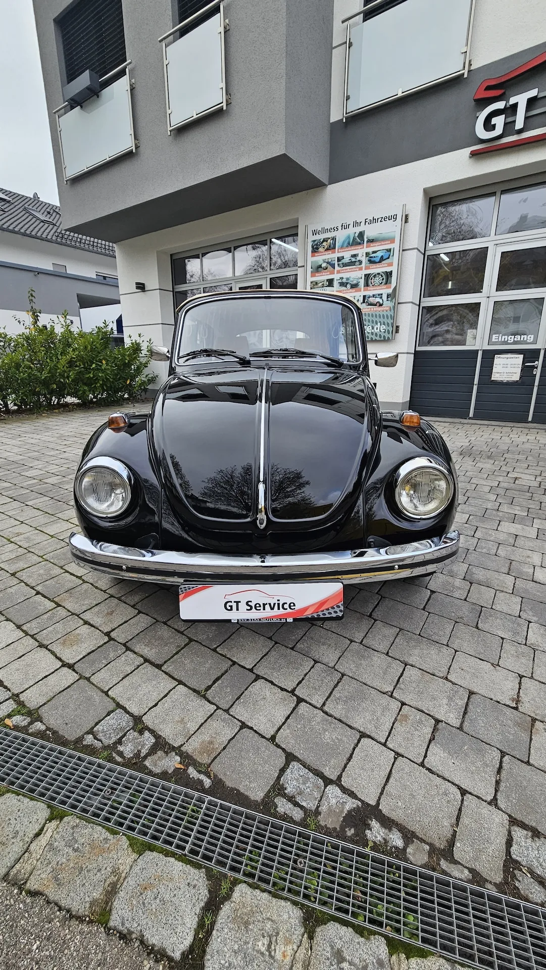 Schwarzes VW Käfer Cabrio als Klassiker vor dem GT Service Studio