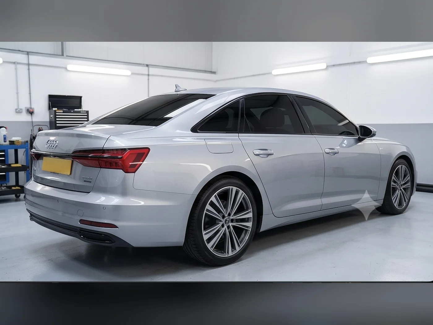 Audi A6 Limousine mit dunkel getönten Heck- und Seitenscheiben nach der Scheibentönung bei GT Service München