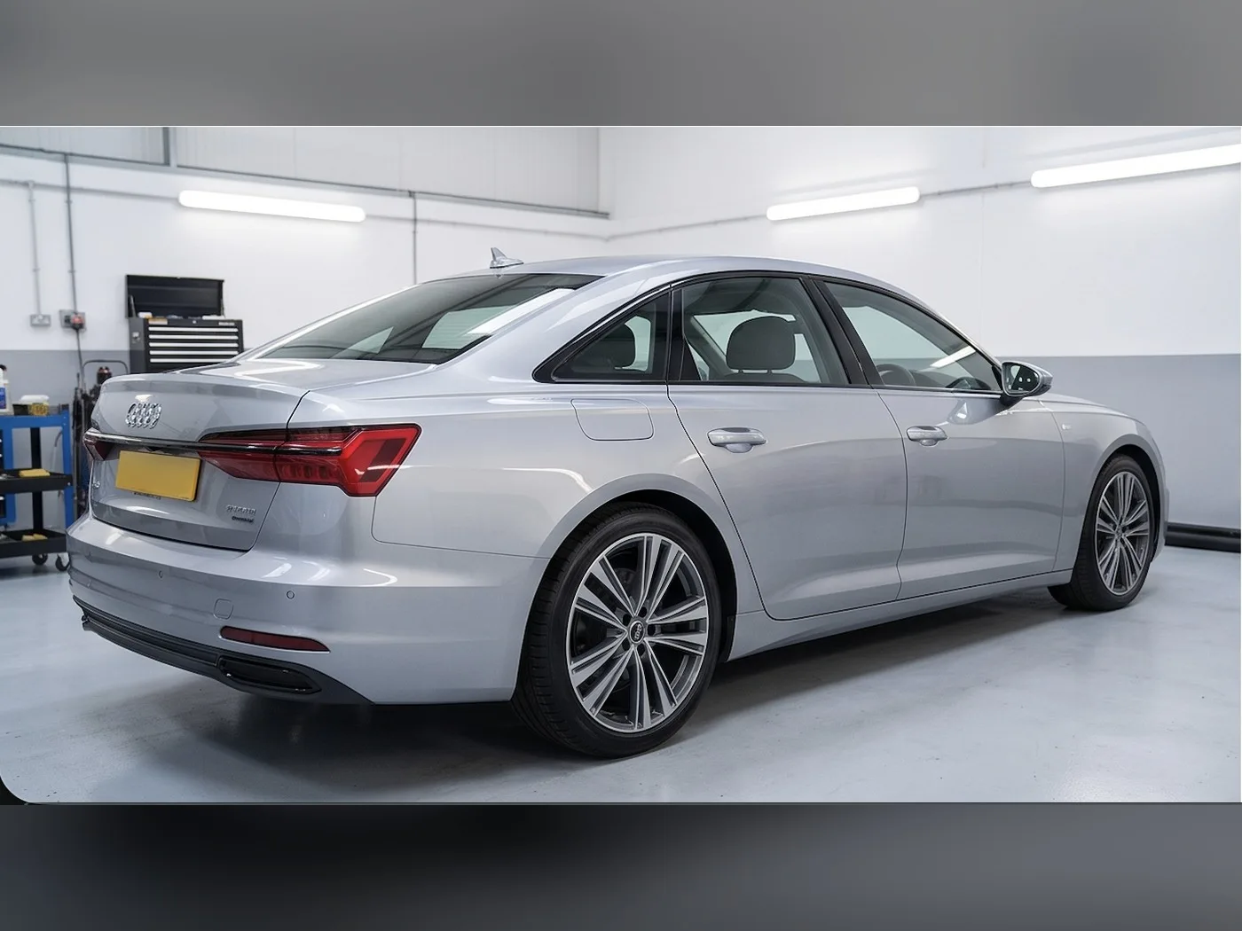 Audi A6 Limousine mit unbehandelten Serienscheiben vor der Scheibentönung im GT Service Studio bei München