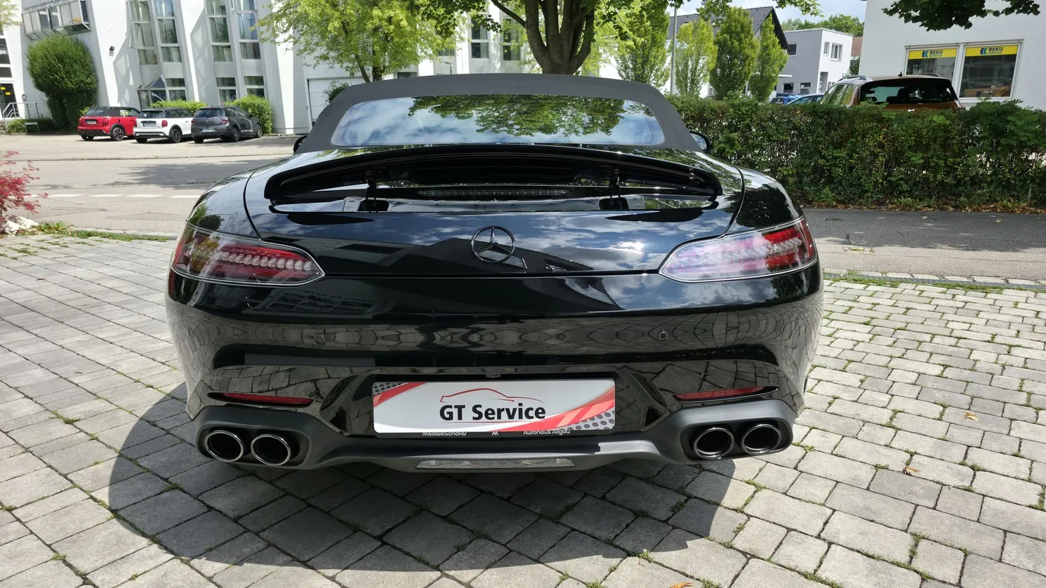 Heckansicht des Mercedes-AMG GT Roadster nach der Supersportwagen-Aufbereitung bei GT Service München