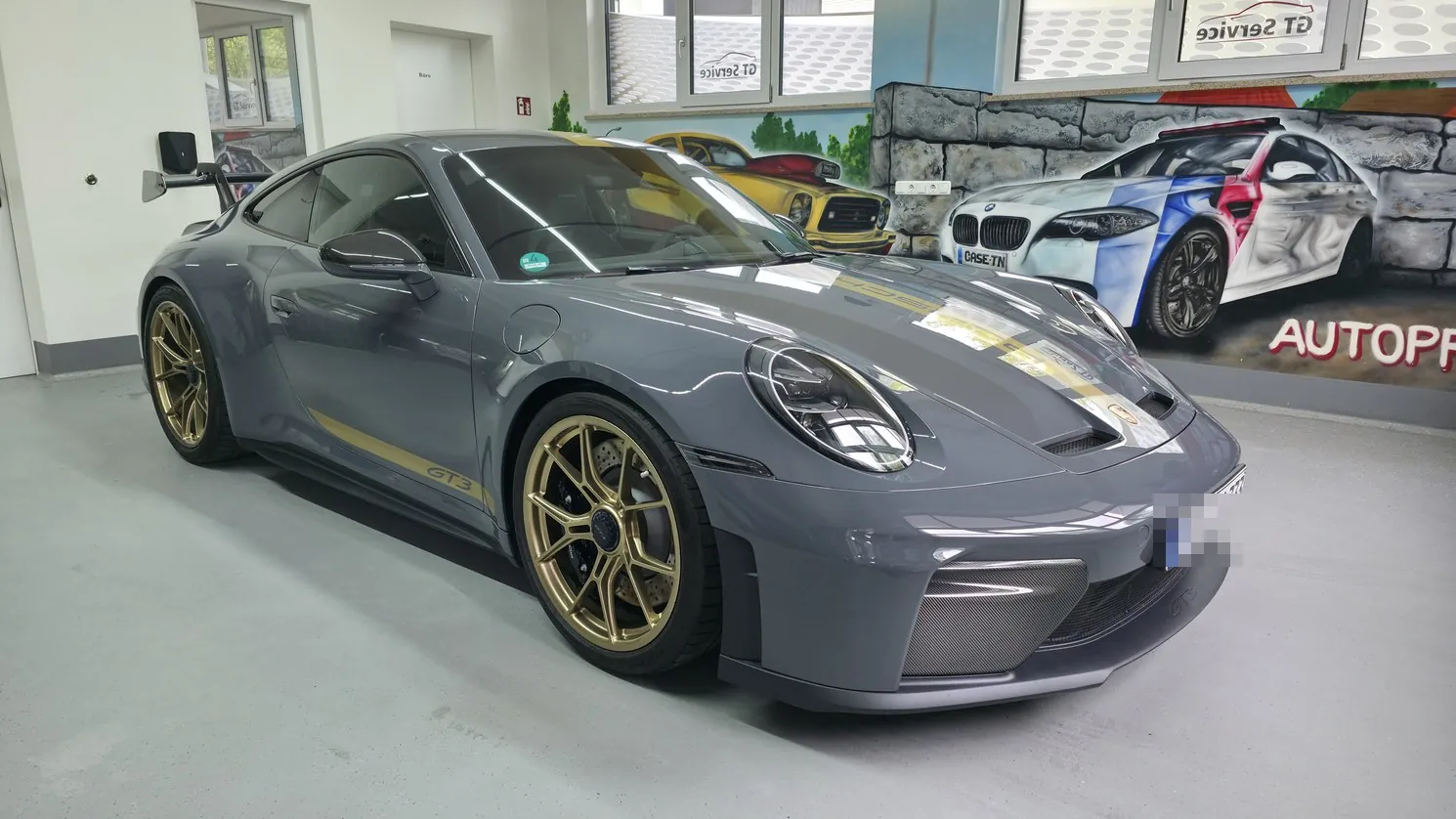 Porsche 911 GT3 in Grau mit goldenen Felgen nach der Detailaufbereitung im GT Service Studio bei München