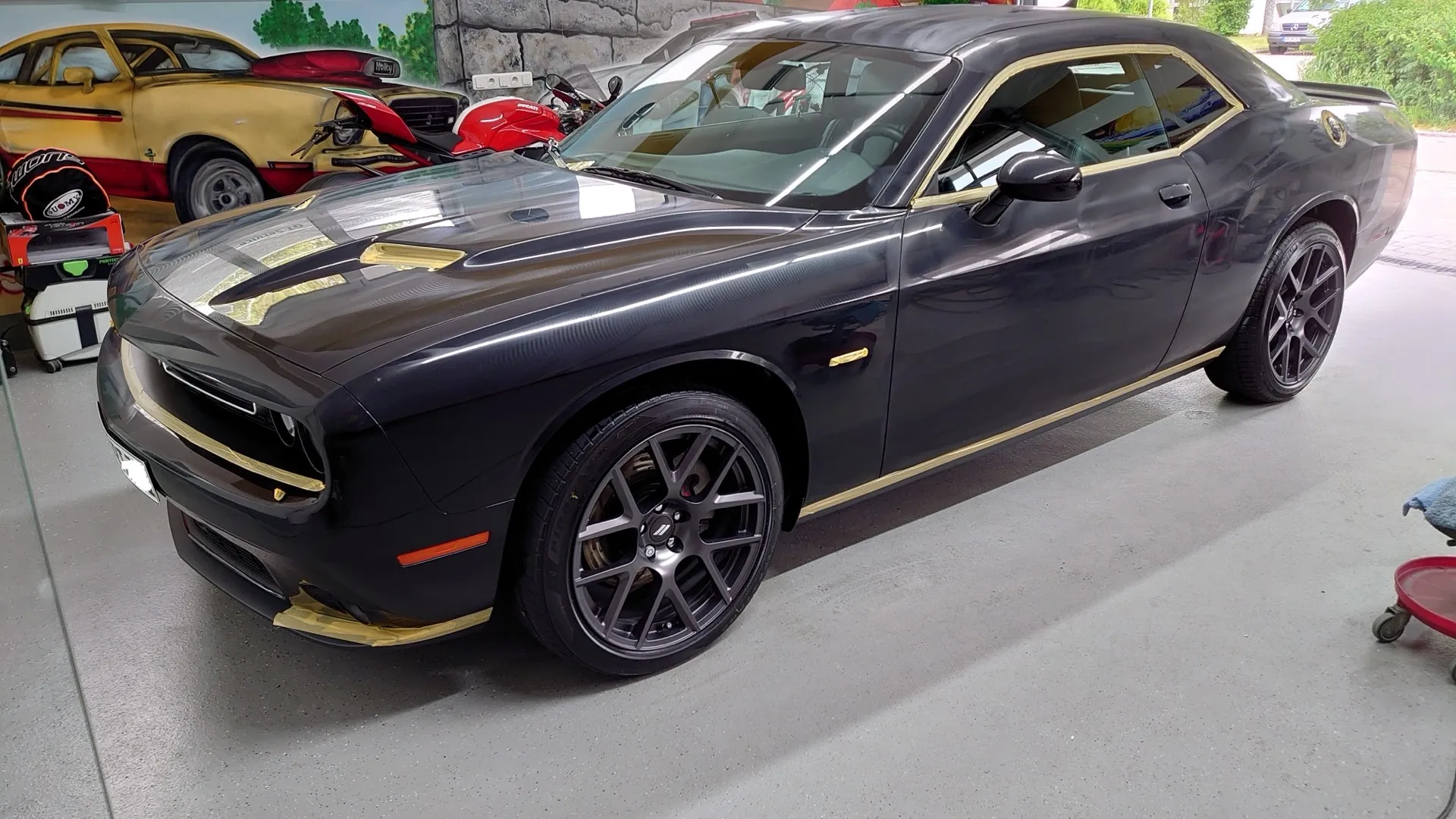 Dodge Challenger in Schwarz mit Steinschlagschutzfolie an der Front im GT Service Studio bei München