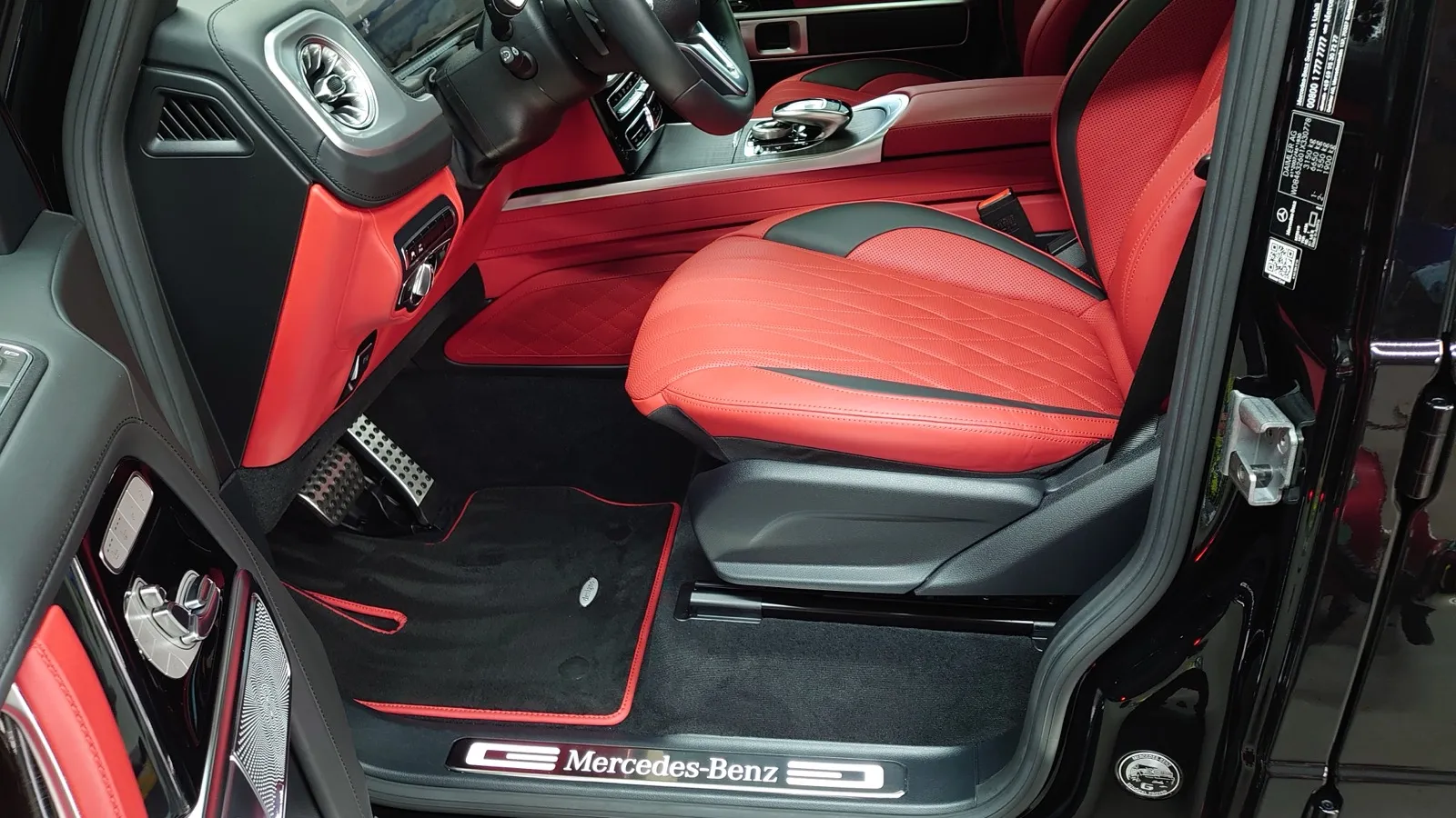Aufbereiteter Innenraum mit rotem Leder in einer Mercedes G-Klasse — Arbeitsergebnis der Innenraumaufbereitung bei GT Service München