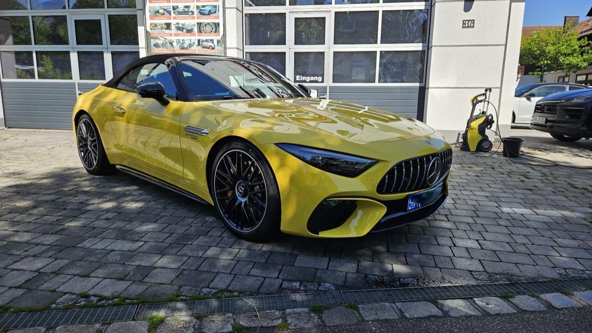 Mercedes-AMG SL in Solar Yellow nach Innen- und Außenaufbereitung vor dem GT Service Studio in Eichenau