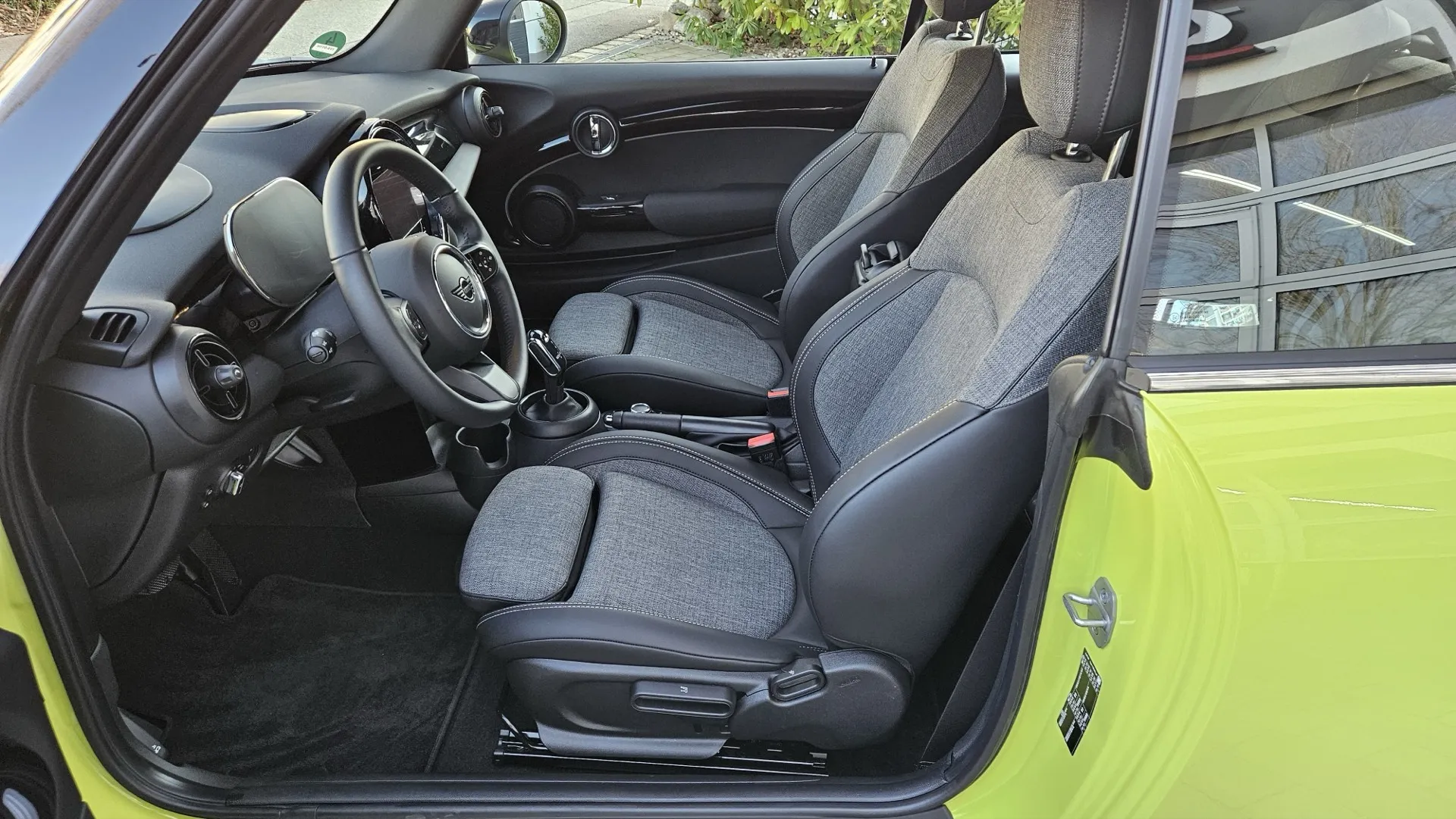 Aufbereiteter Innenraum eines Mini Cabrio nach der Innenraumreinigung bei GT Service