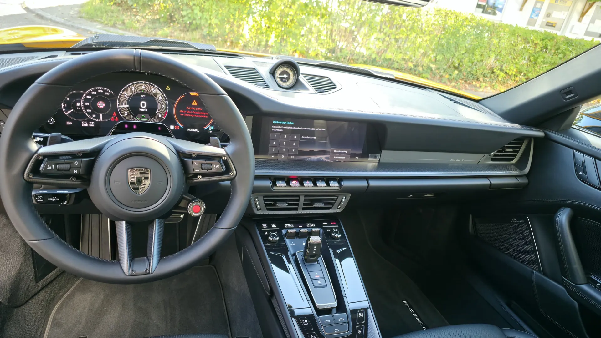 Aufbereitetes Cockpit eines Porsche 911 Turbo S mit gereinigtem Lenkrad und Mittelkonsole nach der Innenraumaufbereitung
