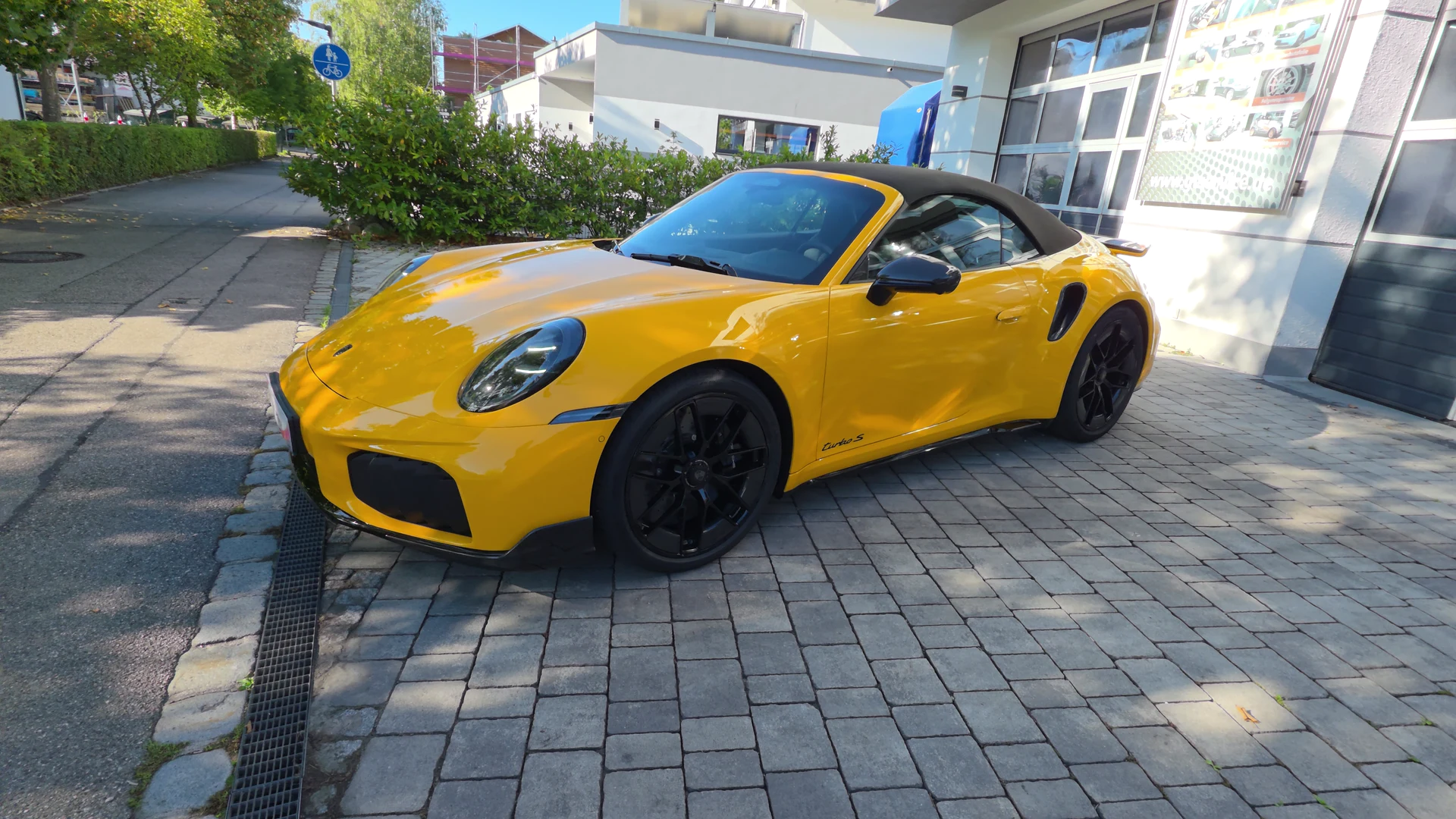 Rundgang um einen gelben Porsche 911 Turbo S Cabriolet nach der Komplettaufbereitung vor dem GT Service Studio in Eichenau bei München