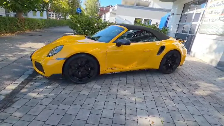 Rundgang um einen gelben Porsche 911 Turbo S Cabriolet nach der Komplettaufbereitung vor dem GT Service Studio in Eichenau bei München